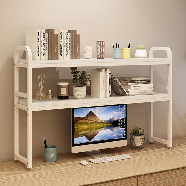 Jednoduchá fľaša s vodou položená na stole